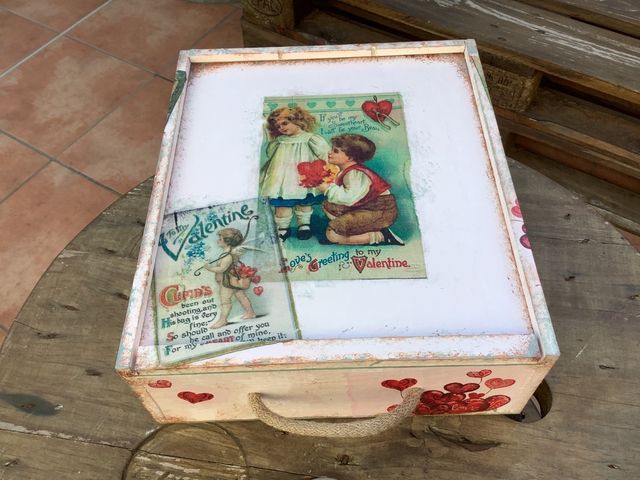 Caja de vino decorada con decoupage San Valentín