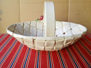 Cestino in ceramica con ciliege