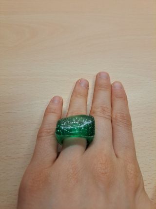 Anello di plastica per bambina