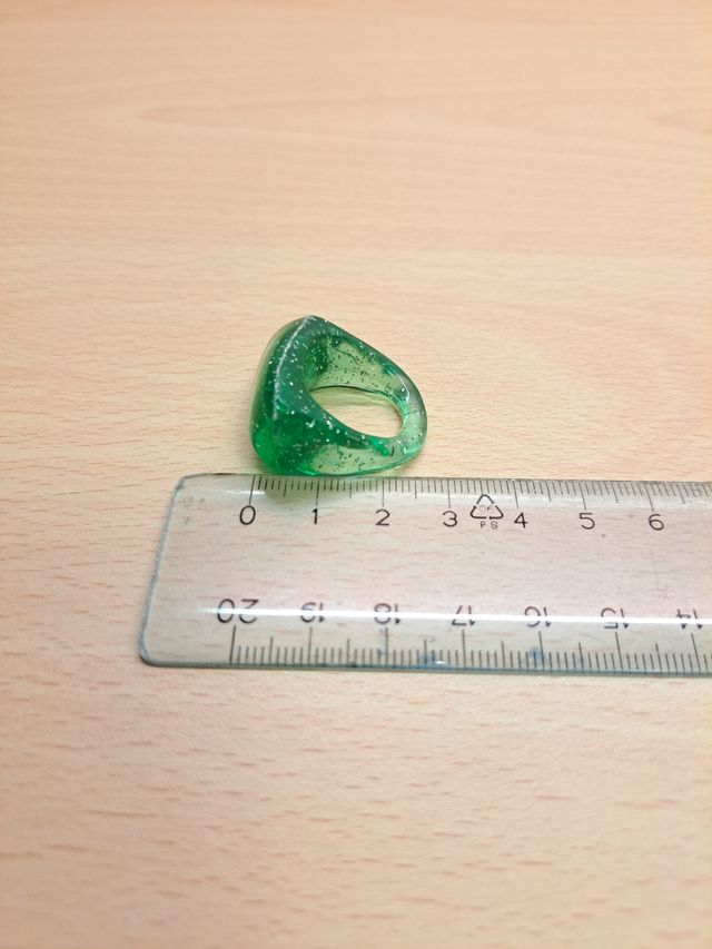 Anello di plastica per bambina