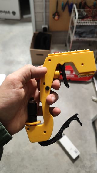 Pistola lanza bebida botellines