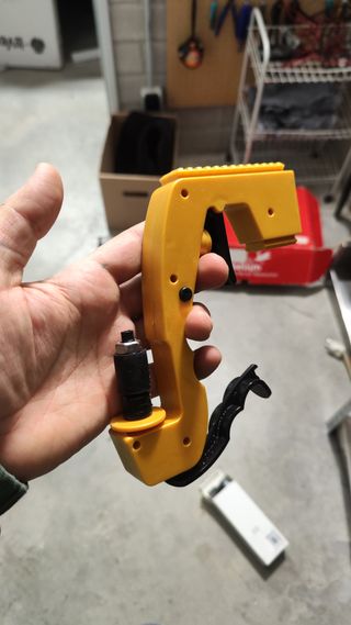 Pistola lanza bebida botellines