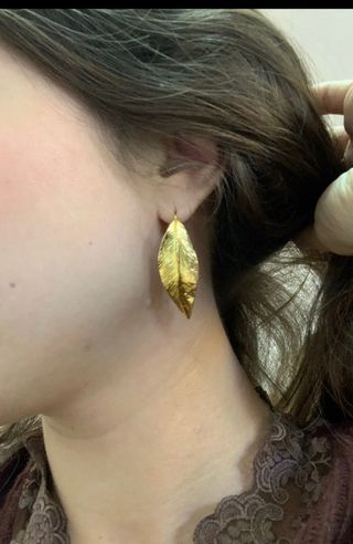 Pendientes de hoja dorada. A estrenar