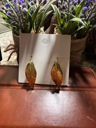 Pendientes de hoja dorada. A estrenar