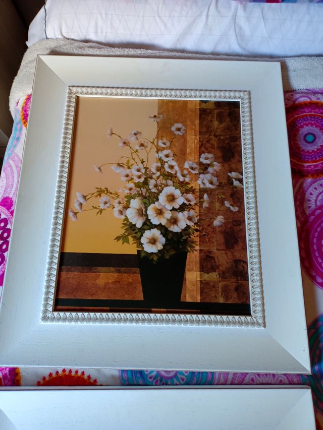 lote de 2 cuadros flores con florero marco blanco