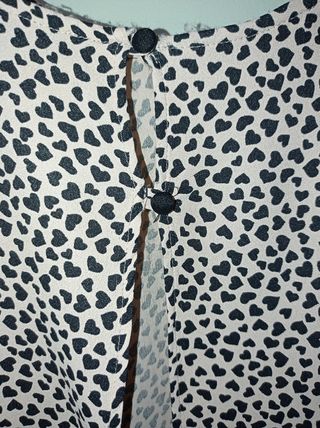 Blusa con estampado de corazones