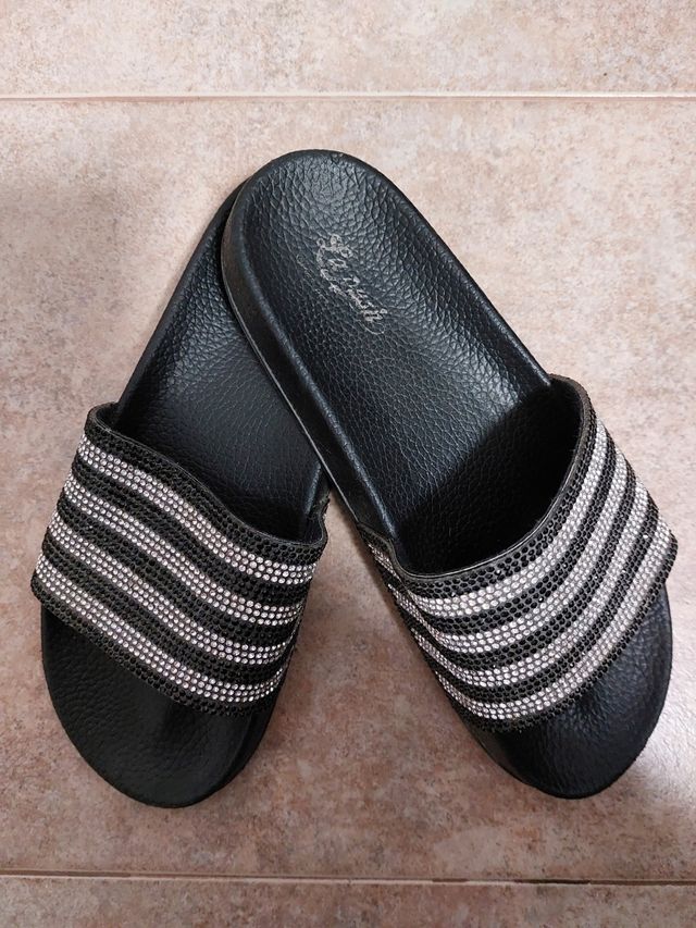 Chanclas brillantes.