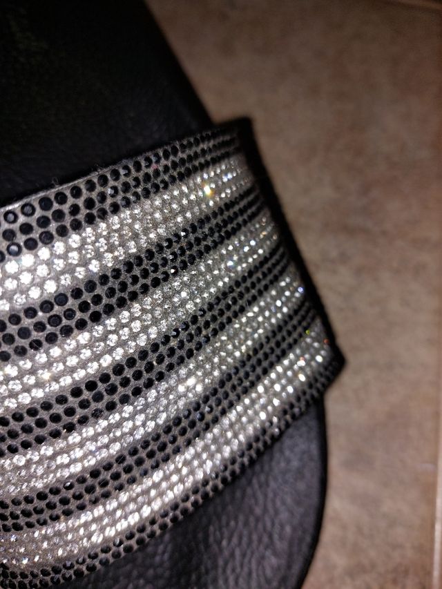 Chanclas brillantes.