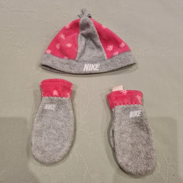 Conjunto gorro y manoplas Nike orejeras Hello Kitt