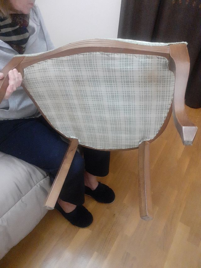 silla de madera tapizada con tela color verde