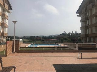 Ático luminoso en urbanización con piscina Noja