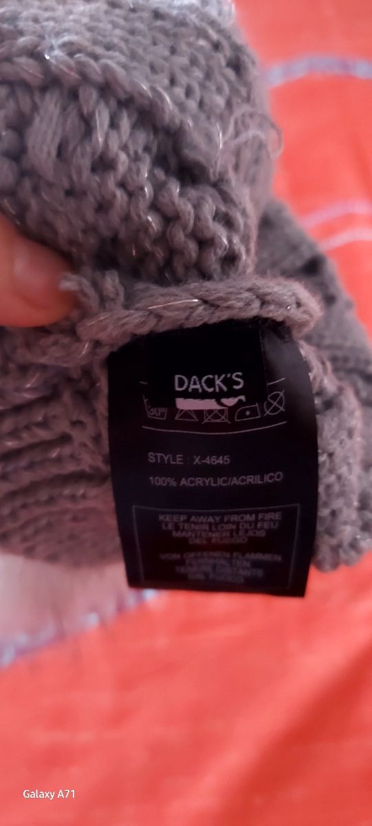 cappellino lana con ponpon di pelo. DackS