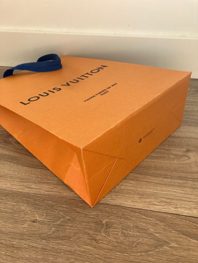 Bolsa de papel Louis Vuitton y regalo lazito azul