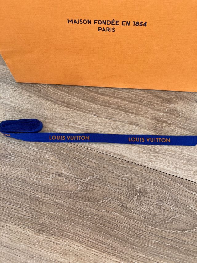 Bolsa de papel Louis Vuitton y regalo lazito azul