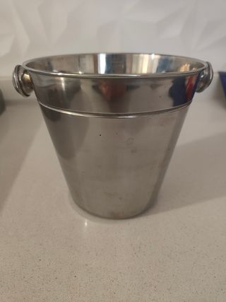 Cubitera de acero inoxidable.