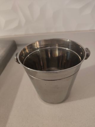 Cubitera de acero inoxidable.