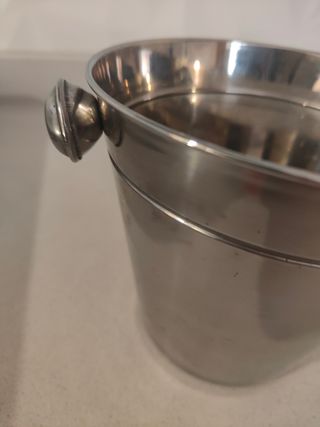 Cubitera de acero inoxidable.