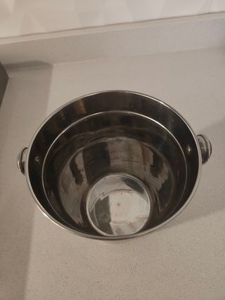 Cubitera de acero inoxidable.