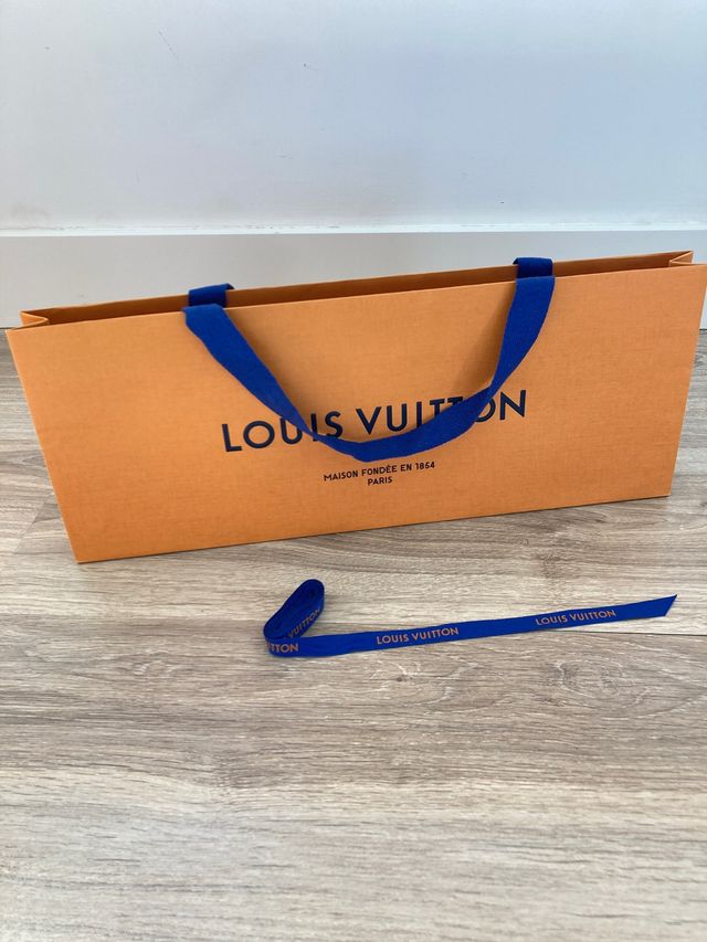 Bolsa de papel Louis Vuitton y regalo lazito azul
