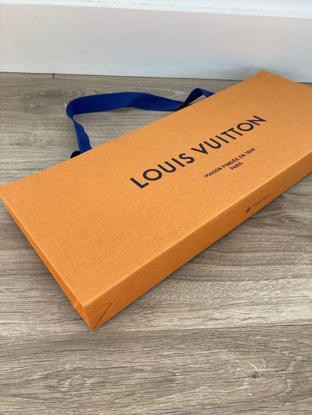 Bolsa de papel Louis Vuitton y regalo lazito azul