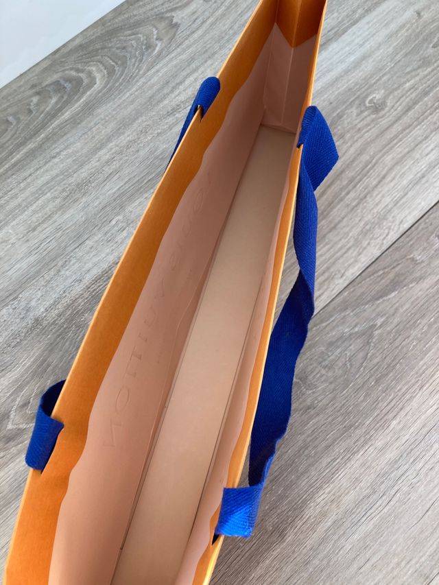 Bolsa de papel Louis Vuitton y regalo lazito azul