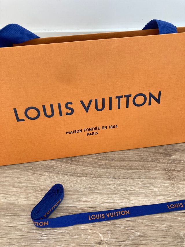Bolsa de papel Louis Vuitton y regalo lazito azul