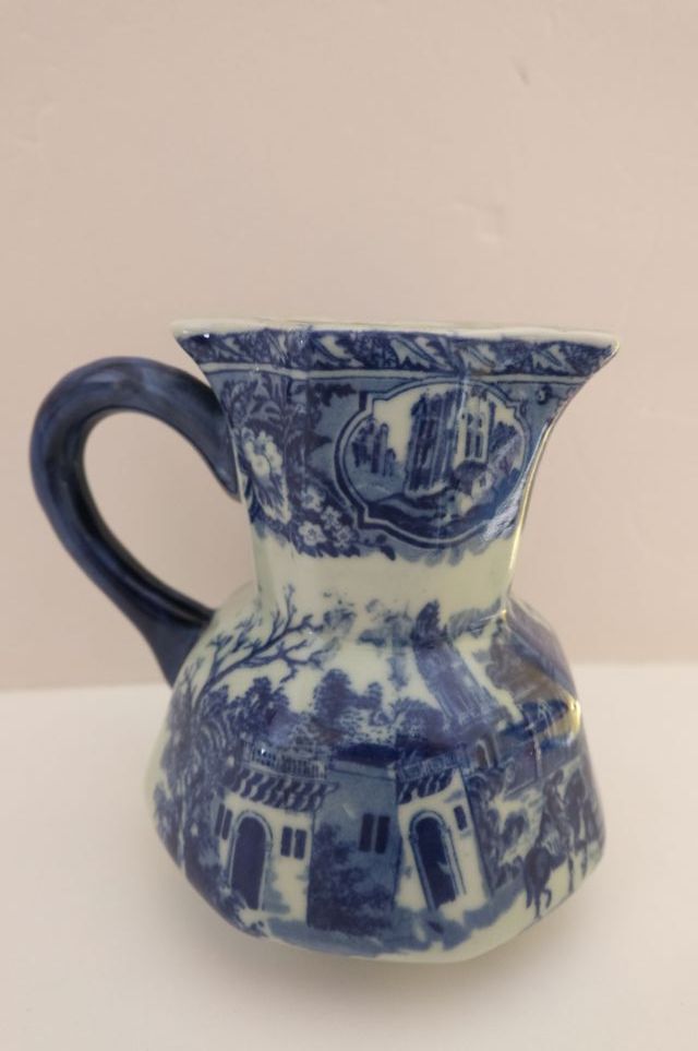 Jarrones de porcelana antiguos. A partir de 19€
