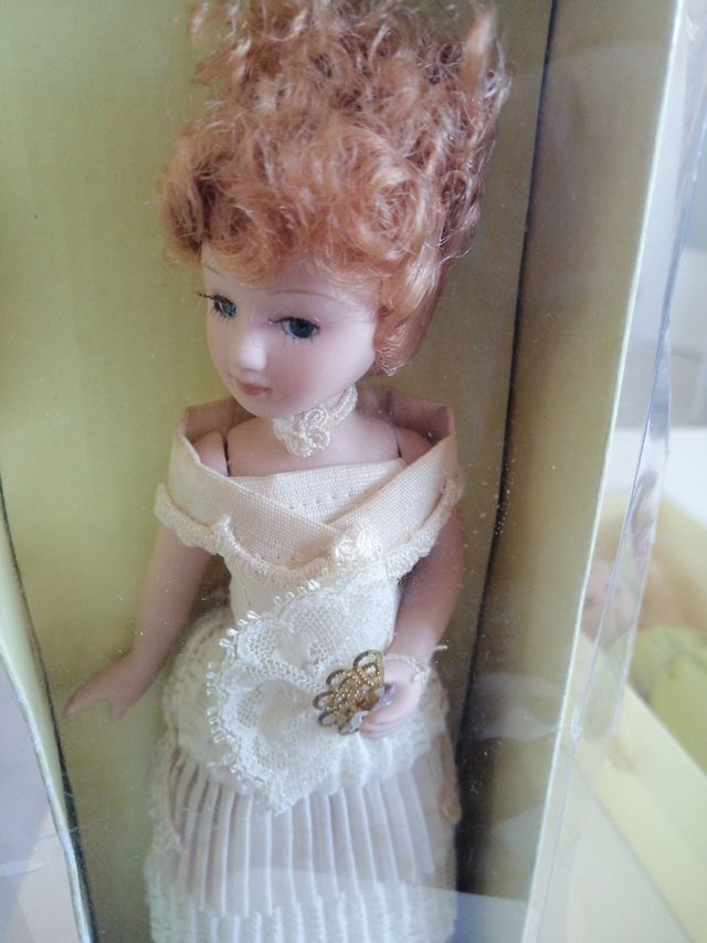 3 muñecas de ceramica en sus cajas