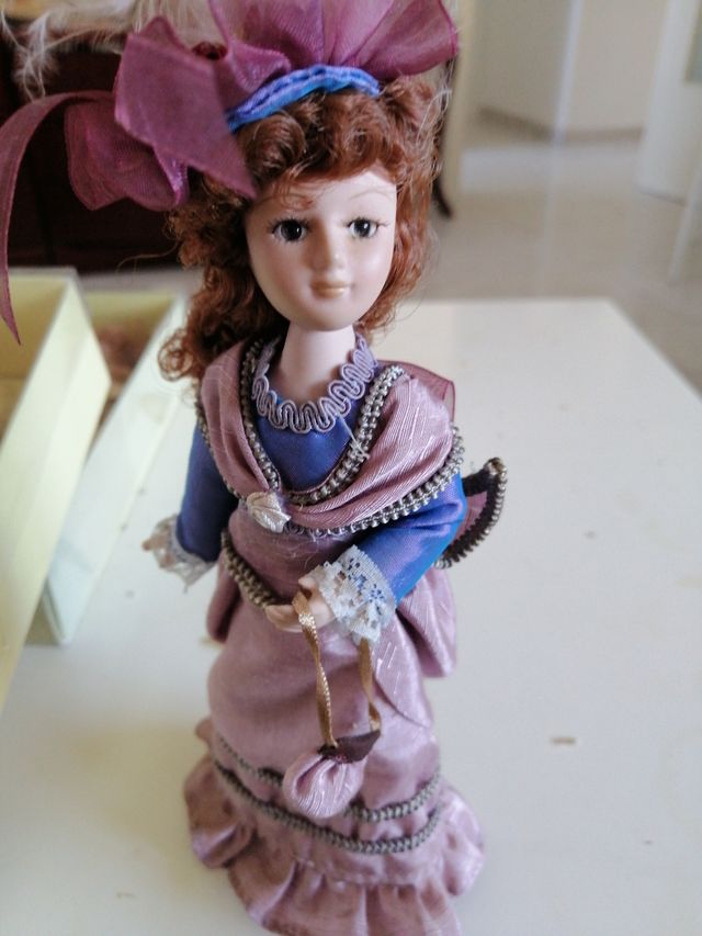 3 muñecas de ceramica en sus cajas