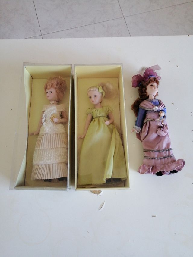 3 muñecas de ceramica en sus cajas