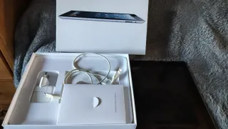 Ipad con caja y cargador originales.