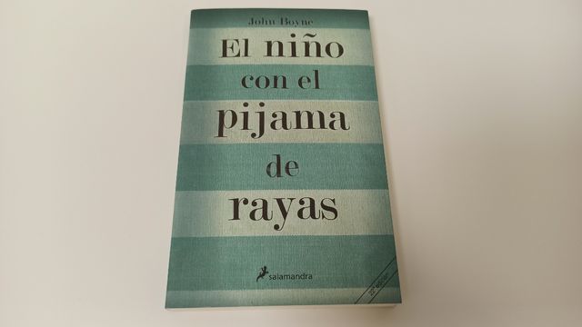 El niño con el pijama de rayas