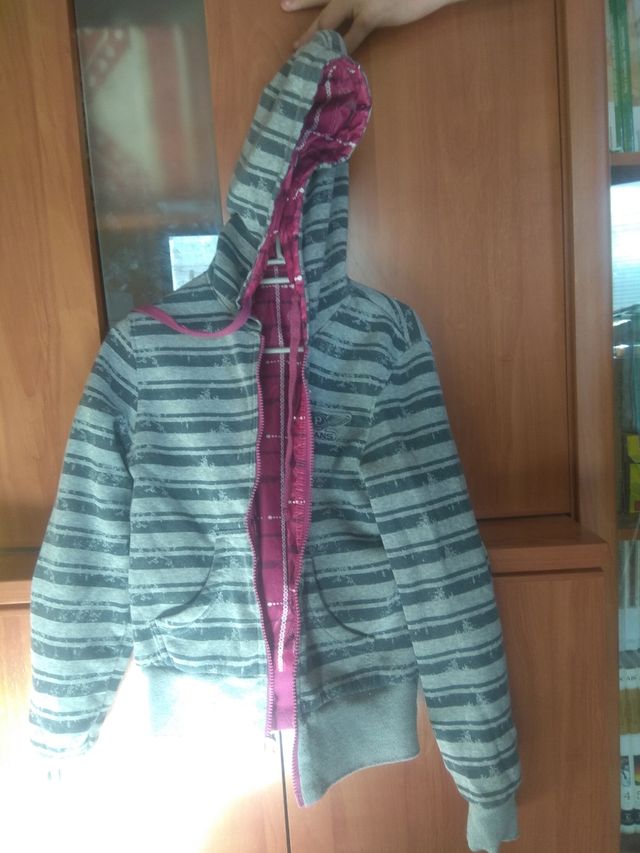 cazadora con capucha reversible