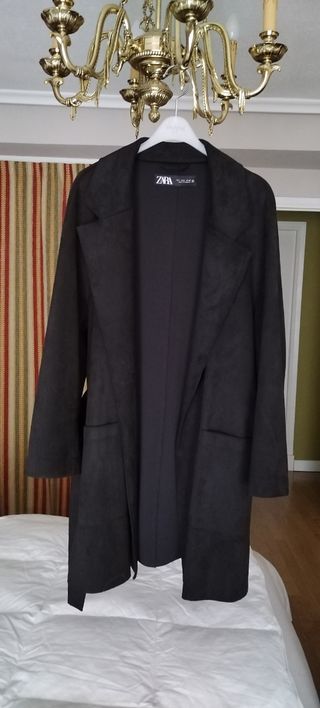 Chaqueta efecto ante de Zara.