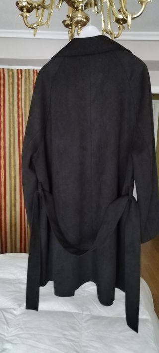 Chaqueta efecto ante de Zara.