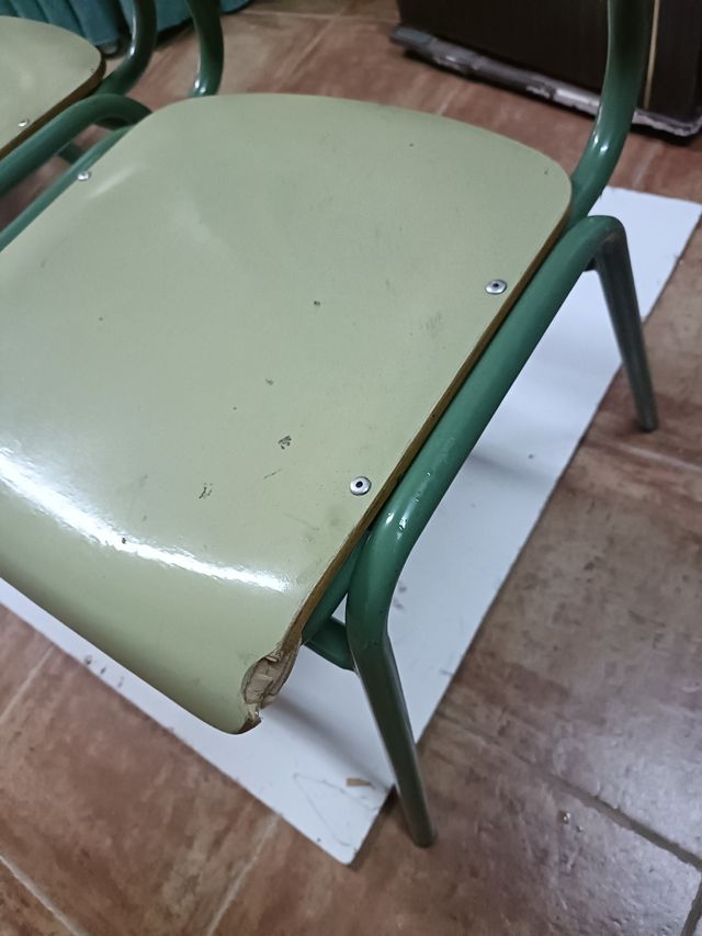 silla de colegio verdes