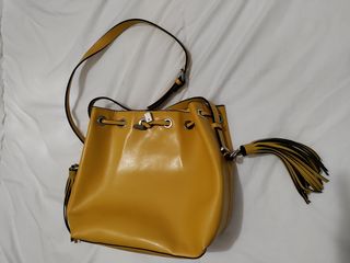 Bolso amarillo Zara