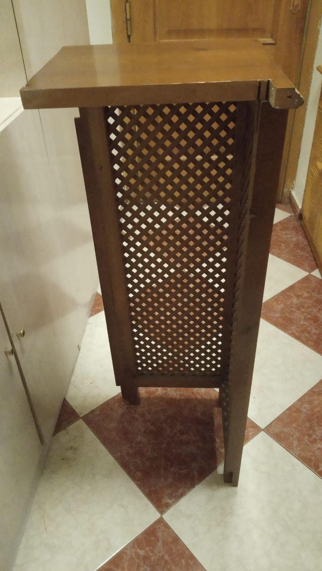 Cubre radiador esquinero madera.