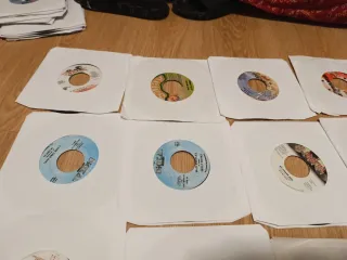 lote de 33 vinilos reggae y dancehall singles de 7