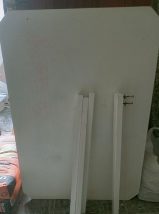 mesa blanca de madera