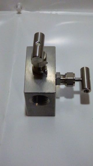 VALVOLA SWAGELOK SS-V2BF8