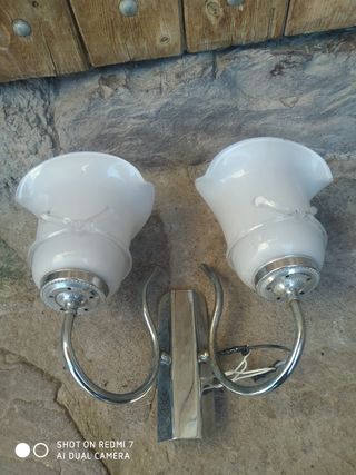 aplique con tulipas antiguas de cristal grueso.