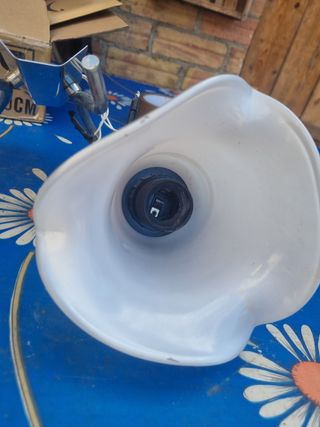 aplique con tulipas antiguas de cristal grueso.