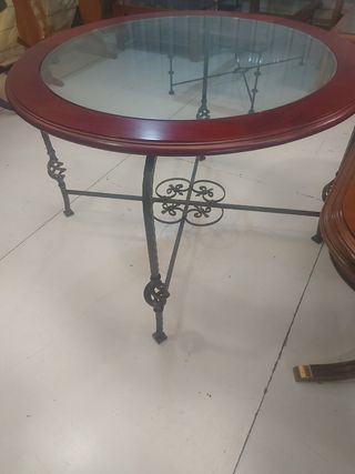 Mesa redonda con pie de hierro