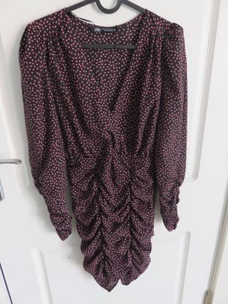 Vestido Zara negro con coranzocitos