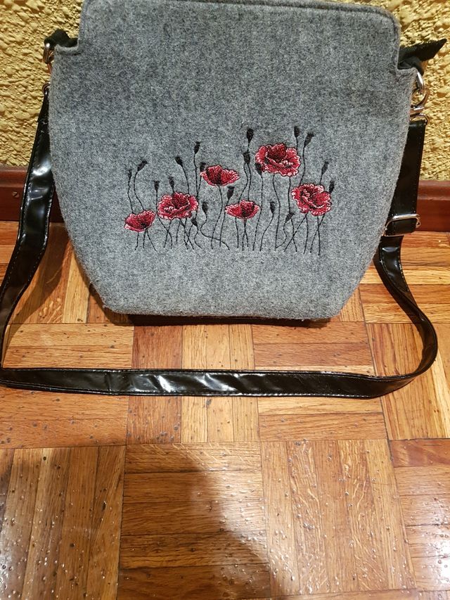 bolso señora fieltro gris con flores bordadas
