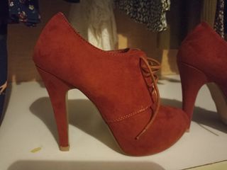 botin bajo con tacón rojo