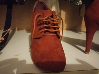 botin bajo con tacón rojo