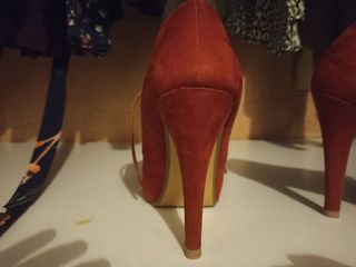 botin bajo con tacón rojo