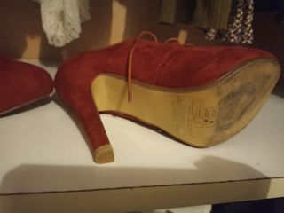botin bajo con tacón rojo